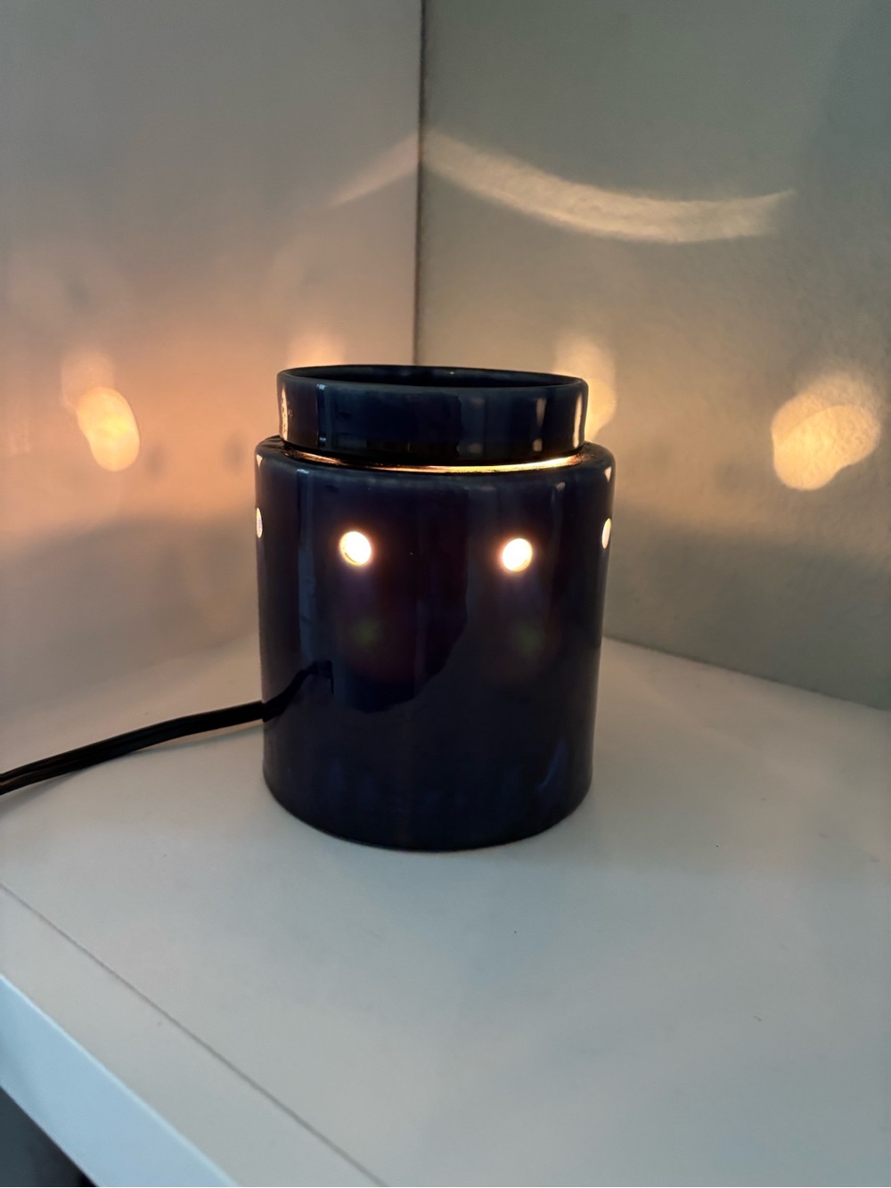 Scentsy Ceramic Electric Wax Warmer in Deep Blue comes with 1 replacement bulb.